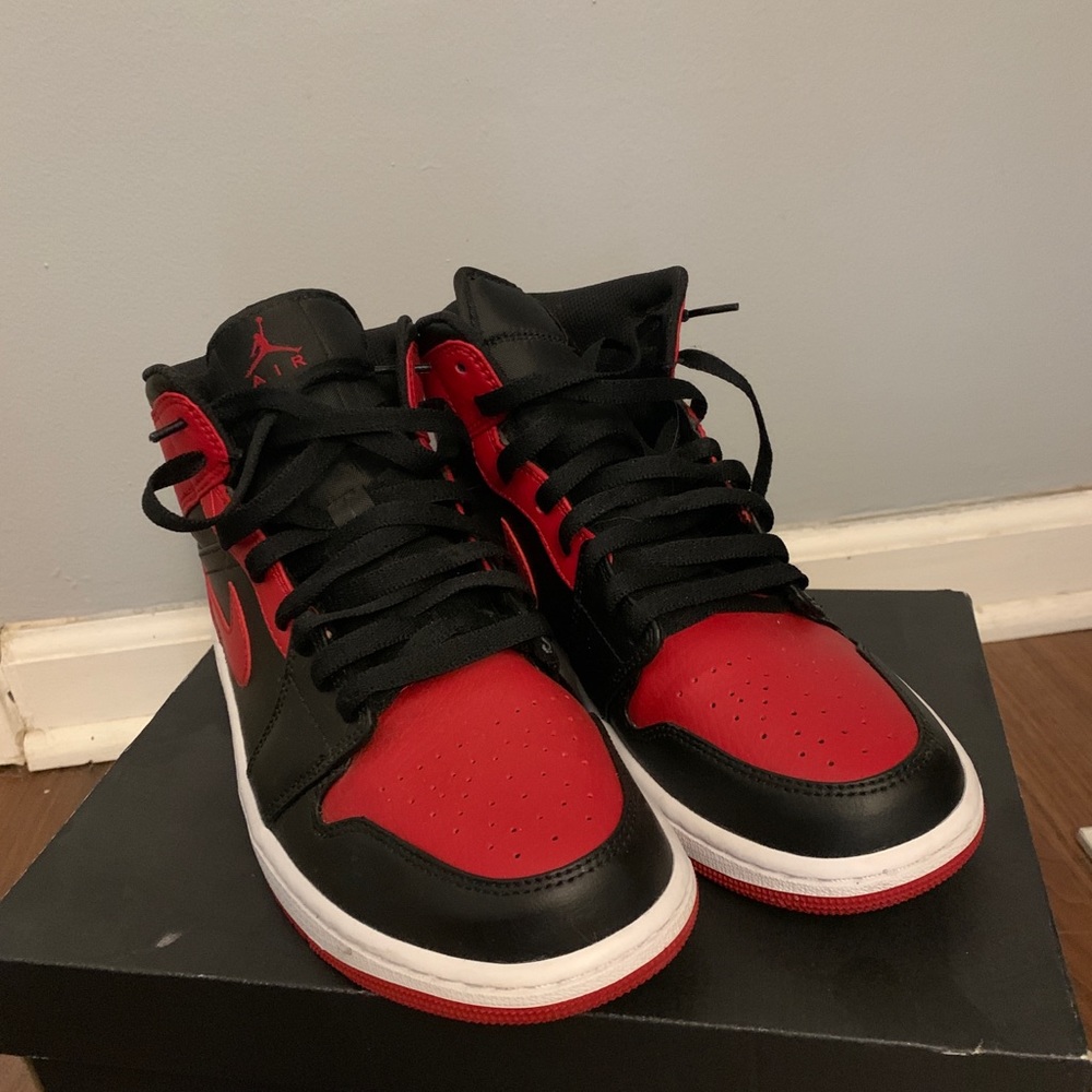 Jordan 1 MID Banned